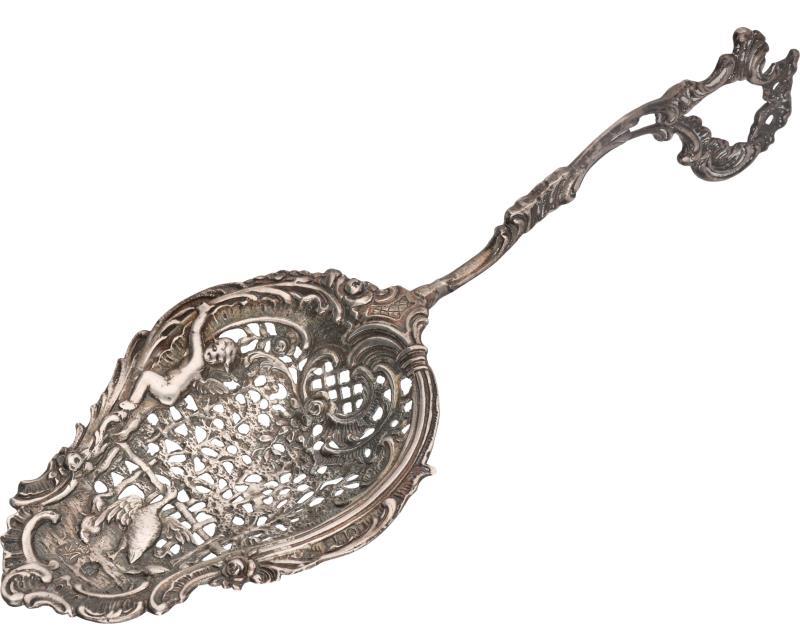 Strooilepel met ajour opengewerkte strooibak voorzien van putti zilver.