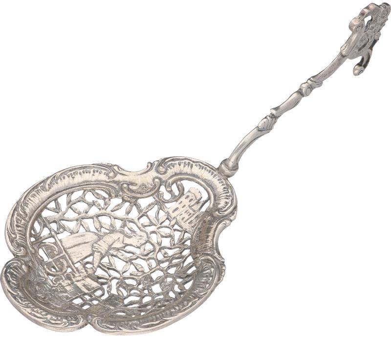 Strooilepel met ajour opengewerkte strooibak met bloem decoraties zilver.