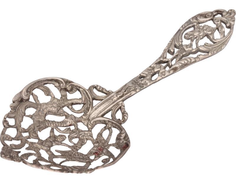 Strooilepel met ajour opengewerkte strooischep zilver.