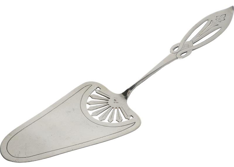 Gebakschep met Jugendstil gegraveerde versieringen zilver.