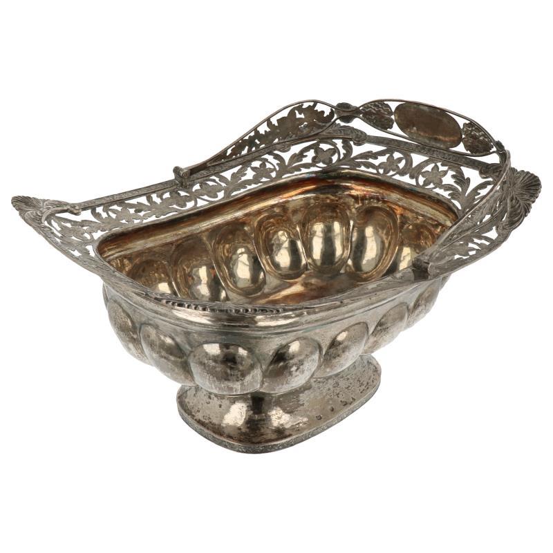 Hengselmand groot model bedoeld voor fruit en of bloemen afgewerkt met ajour opengewerkte bloemen rand en opgesoldeerde rand en hoek decoraties zilver.