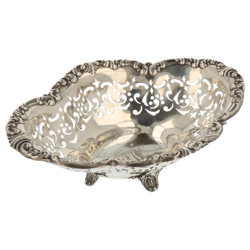 Soezenmandje op sierlijke voetjes met rocailles versierd langs de ajour opengewerkte randen zilver.