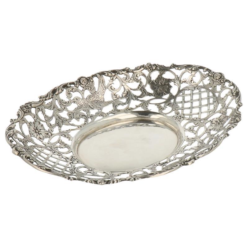Soezenmand ajour opengewerkt model met meegegoten bloem en vogel decoraties zilver.