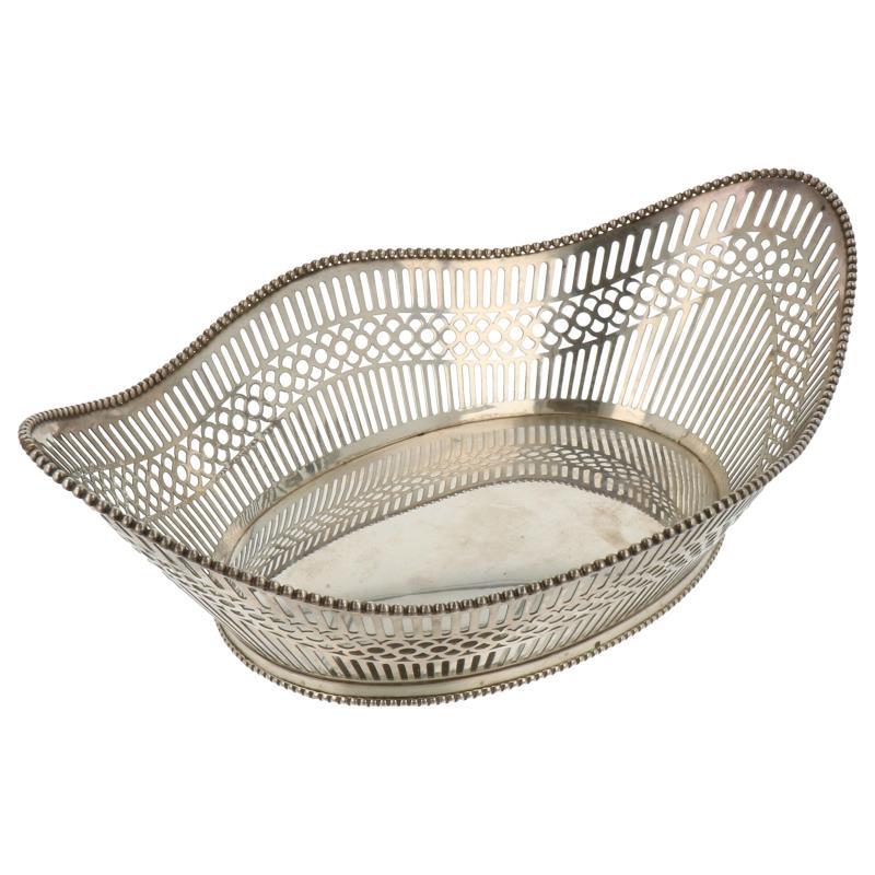 Broodmand ajour opengezaagd met opgesoldeerde parelrand zilver.