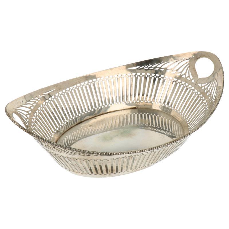 Broodmand ajour opengezaagd model met spijlversiering en opgesoldeerde parelrand zilver.