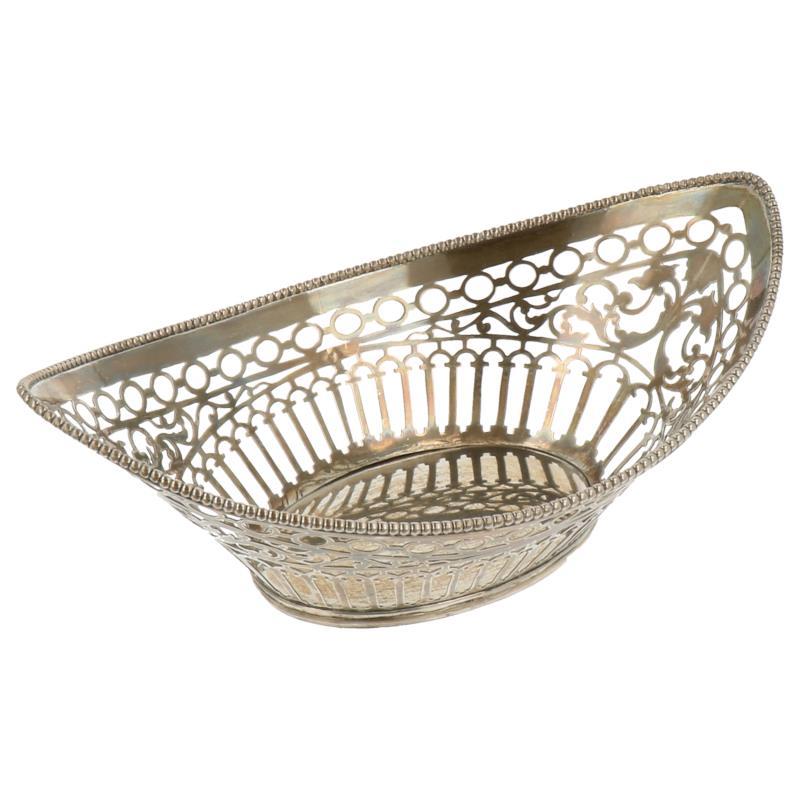 Soezen mand boot model met ajour opengewerkte versieringen en opgesoldeerde parelranden zilver.