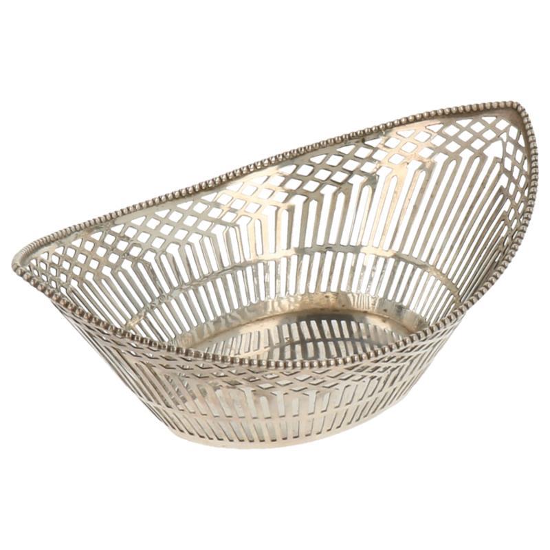Bonbonmandje ovaal ajour opengewerkt model met opgesoldeerde parelranden zilver.