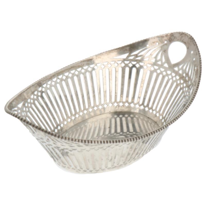 Bonbonmandje ovaal ajour opengewerkt model met opgesoldeerde parelranden zilver.