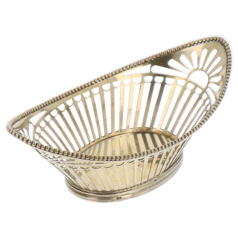 Pastilleschaaltje ovaal bootmodel met ajour opengewerkte spijlen en opgesoldeerde parelrand zilver.