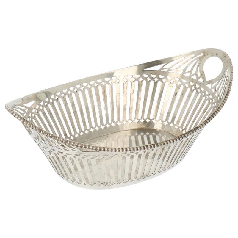 Bonbonmandje met ajour opengewerkte zijkant en afgezet met meegegoten parelrand zilver.