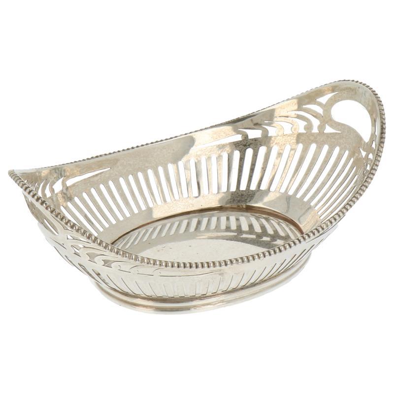 Bonbonmandje met ajour opengewerkte zijkant en opgesoldeerde parelrand zilver.