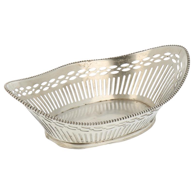 Bonbonmandje met ajour opengewerkte zijkant en opgesoldeerde parenrand zilver.