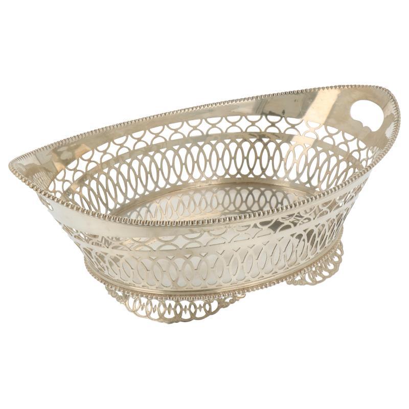 Broodmandje op voetjes met ajour opengewerkte zijkant en afgezet met meegegoten parelranden zilver.