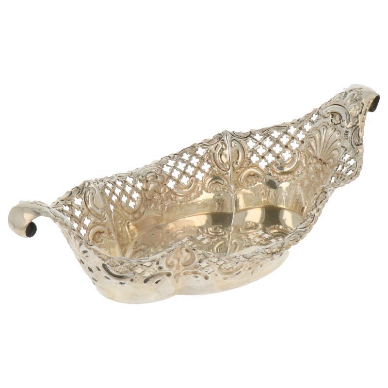 Bonbonmandje in bootmodel met opgekrulde uiteinden, met gegoten rocaille versieringen zilver.