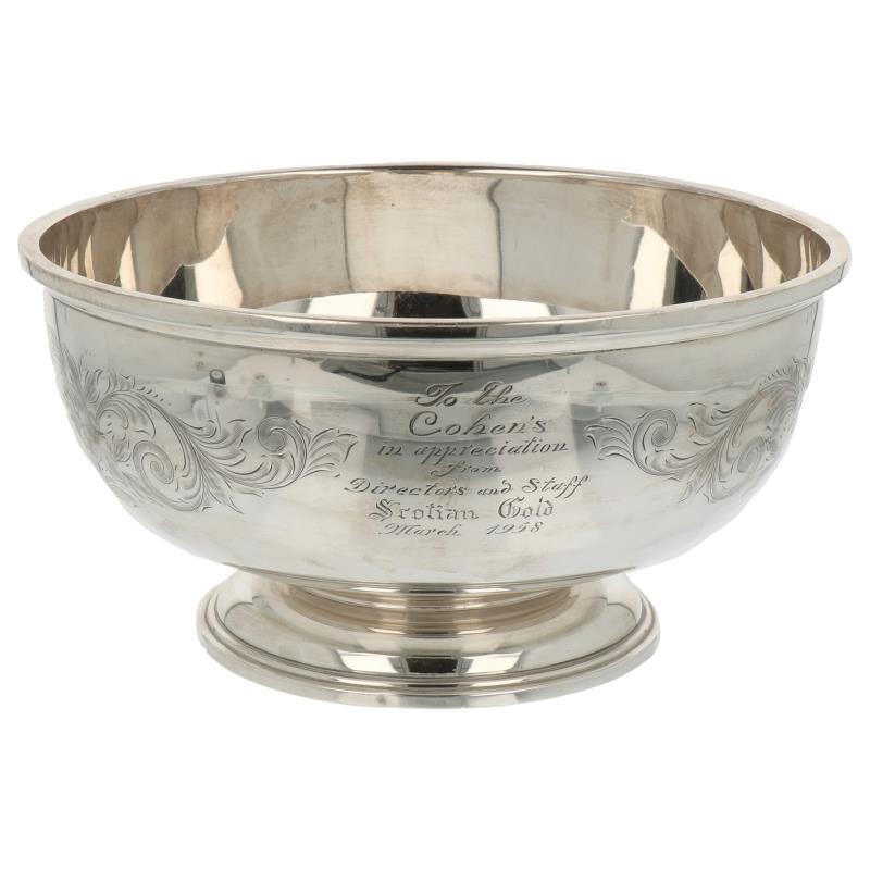 Rozenschaal voorzien van florale gegraveerde decoraties zilver.