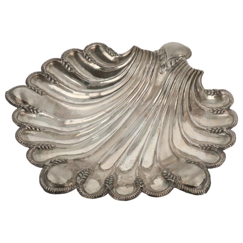 Presenteerschaal in schelpvorm gegoten en afgewerkt met 3 bolpootjes zilver.