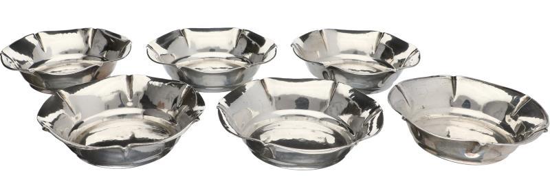 (6) Delig set petitfour schaaltjes met geschulpte rand en gehamerd decor zilver.