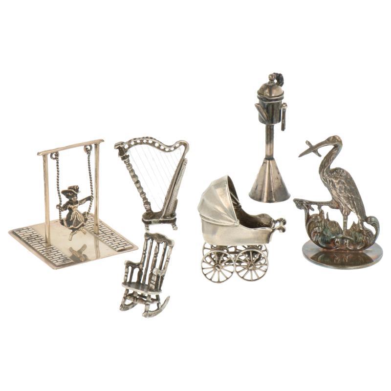 (6) Lot Miniaturen w.o. kinderwagen, snotneus, harp en schommel zilver.