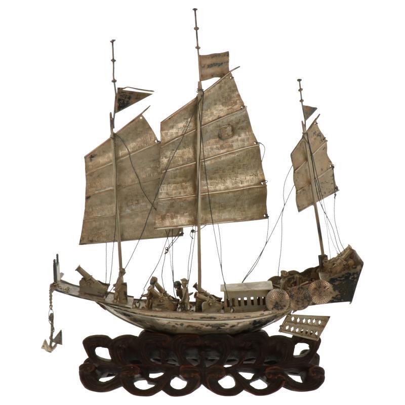 Miniatuur Oosters oorlogsschip op houten opengewerkte voet zilver.