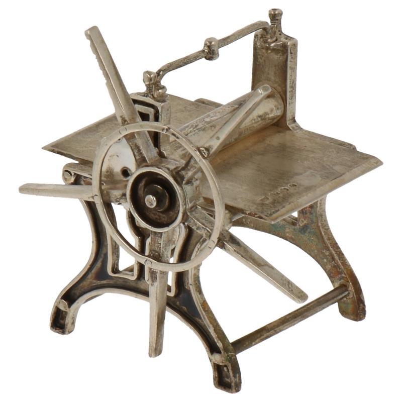 Miniatuur lakenpers zilver.