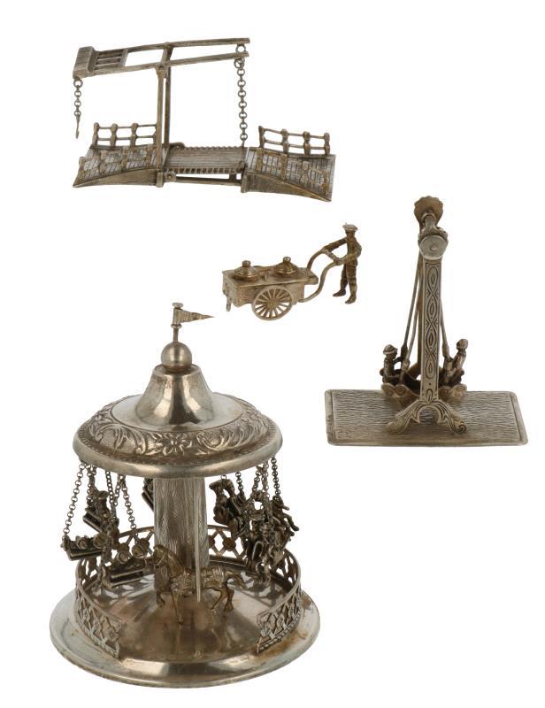 (4) Lot miniaturen w.o. een draaimolen,duo schommel en ophaalbrug zilver.