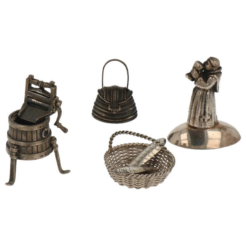 (4) Lot miniaturen w.o. wastobbe, handtas, vissenmand zilver.