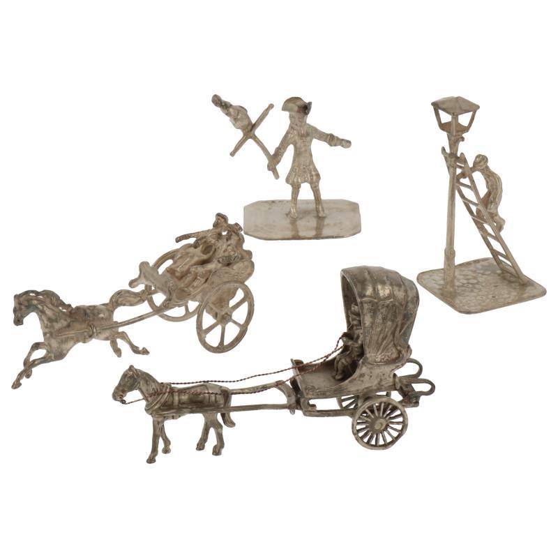 (4) Lot miniaturen w.o. valkenier, landaulet koets zilver.