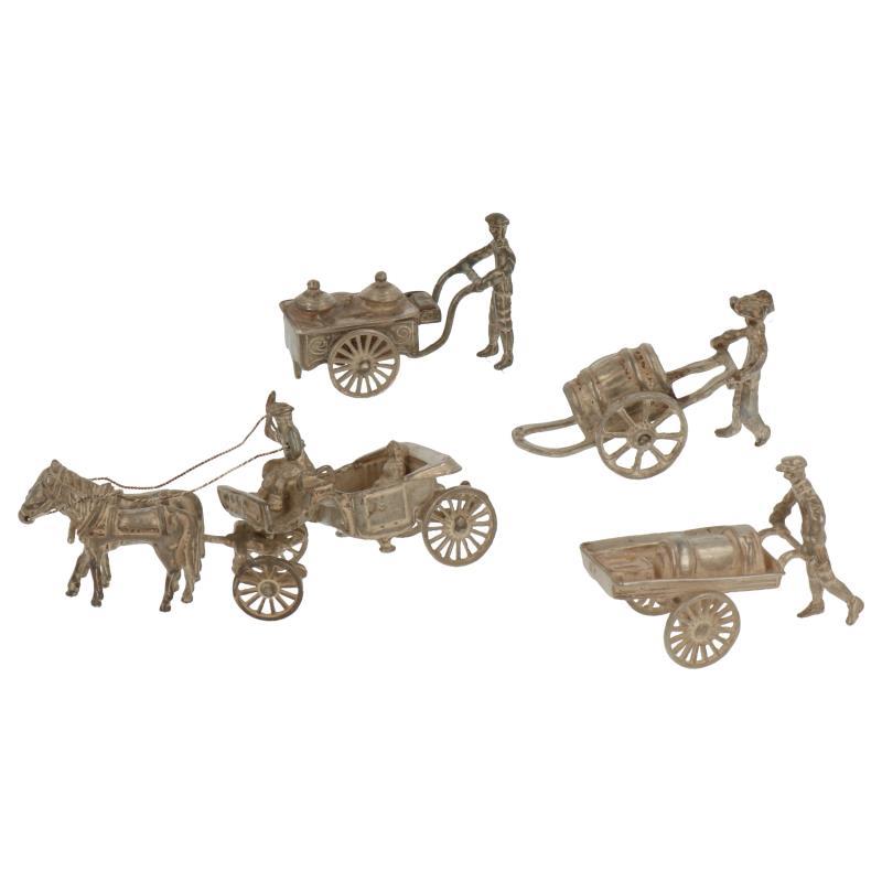 (4) Lot miniaturen w.o. koets met paarden en 3 verschillende handkarren zilver.