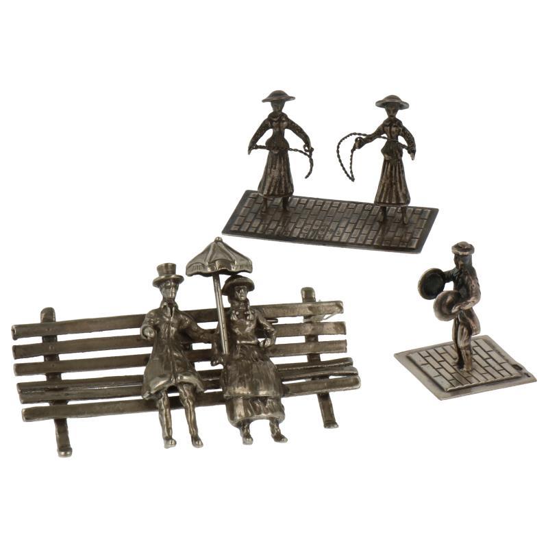(3) Lot miniaturen w.o. touwtje springen, echtpaar op een parkbankje zilver.