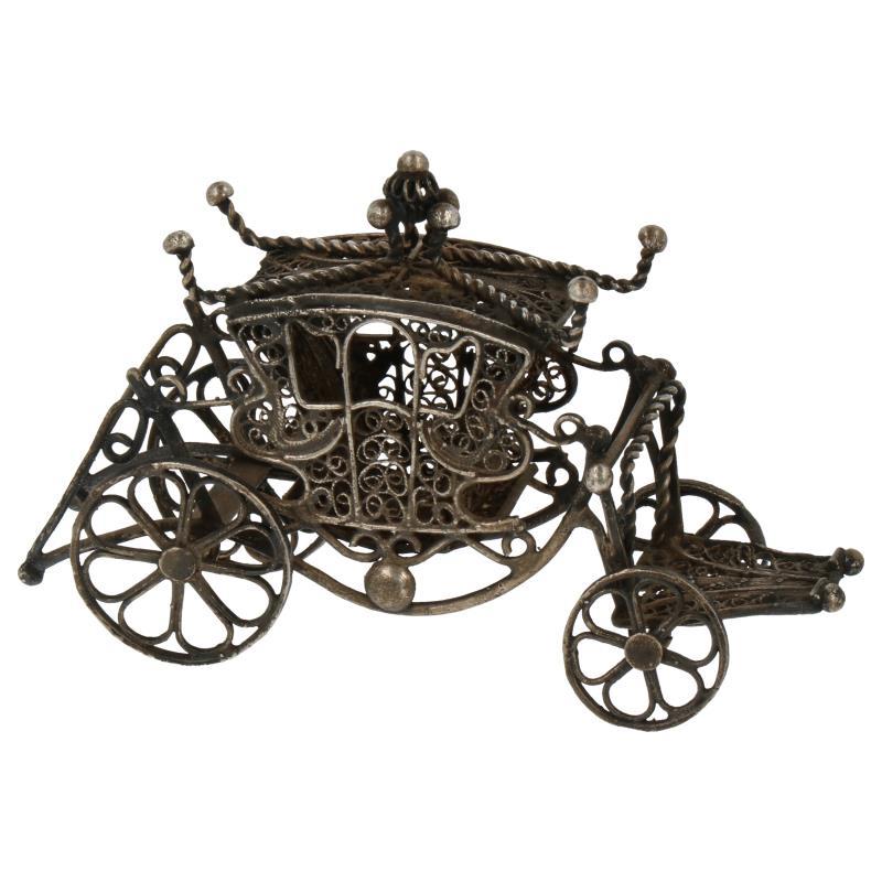 Miniatuur koets uitgevoerd in filigrain zilver.