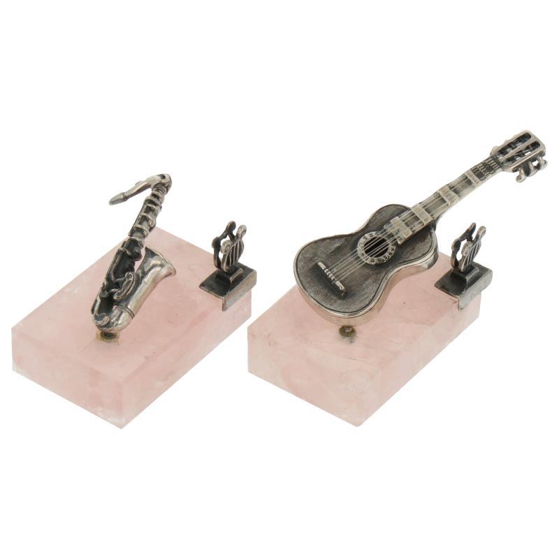 (2) Lot miniatuur gitaar en saxofoon gemonteerd op rozenkwarts zilver.