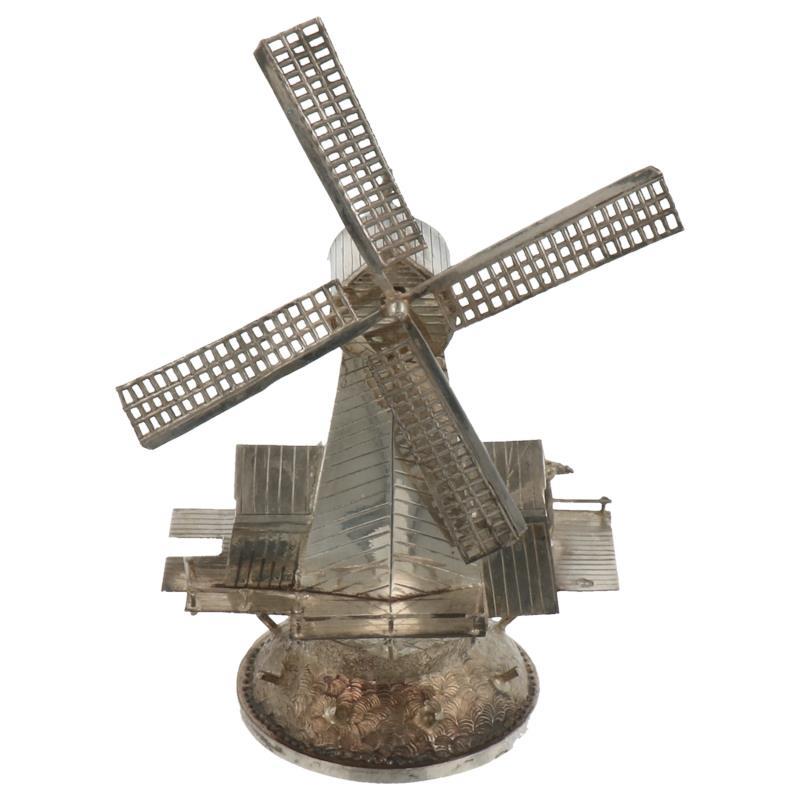 Miniatuur houtzaagmolenop "de gekroonde Poelenburg" Zaandam op draaibare voet zilver.