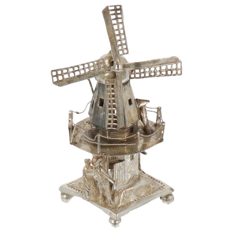 Miniatuur molen met figuurtjes op bolpootjes zilver.