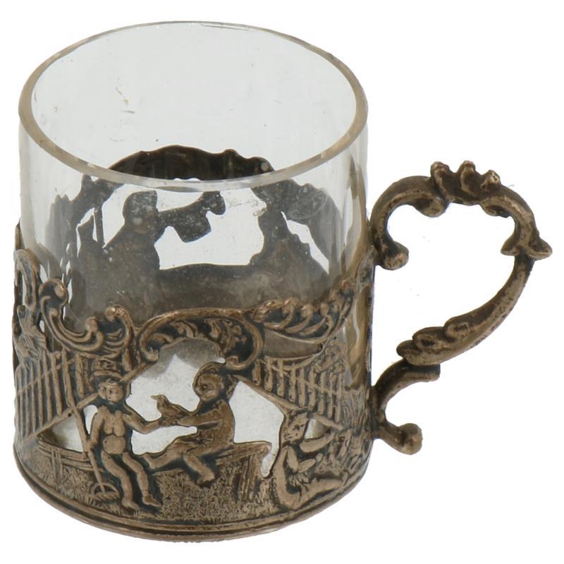 Miniatuur drink beker met afgebeelde muziekanten zilver.
