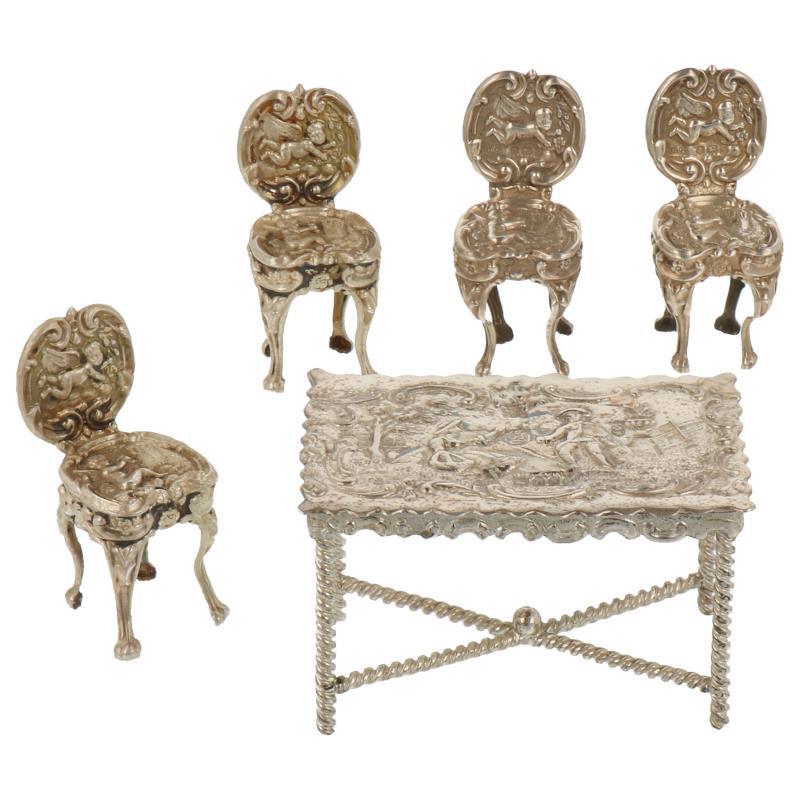 (5) Delig lot miniaturen w.o. tafel en 4 stoelen zilver.