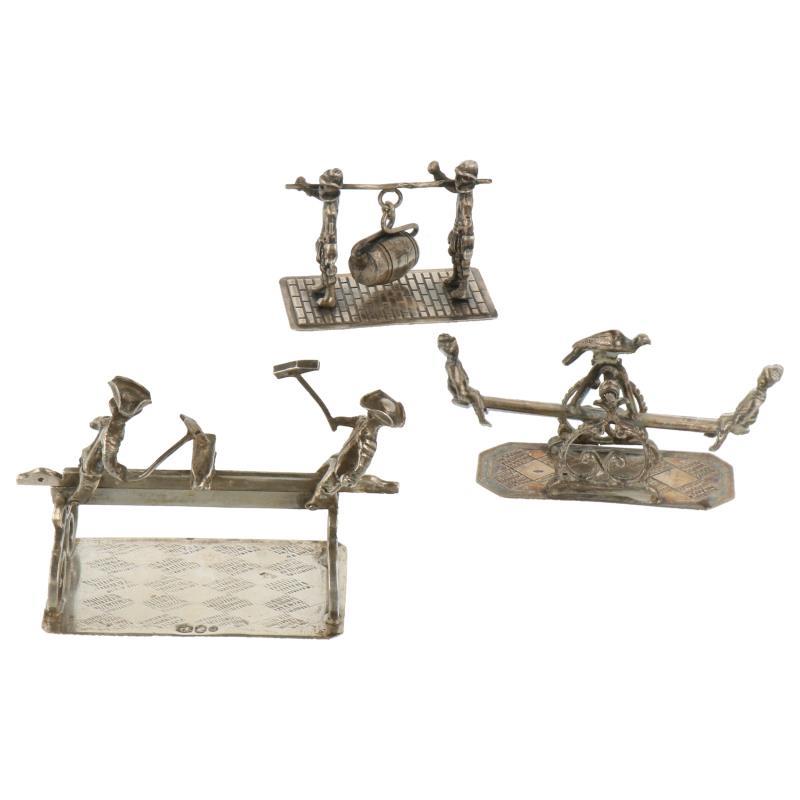 (3) Delig lot miniaturen w.o. wip en vatendragers zilver.