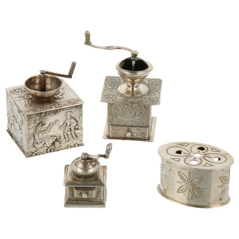 (4) Delig lot miniaturen w.o. koffiemolen, stoof zilver.