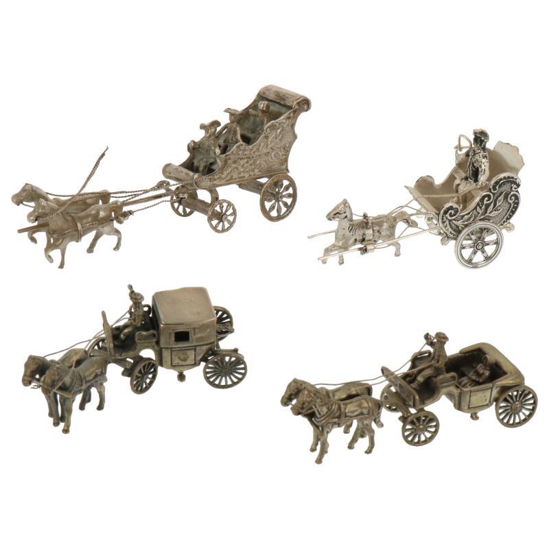 (4) Delig lot miniaturen w.o. diverse paard en wagens zilver.