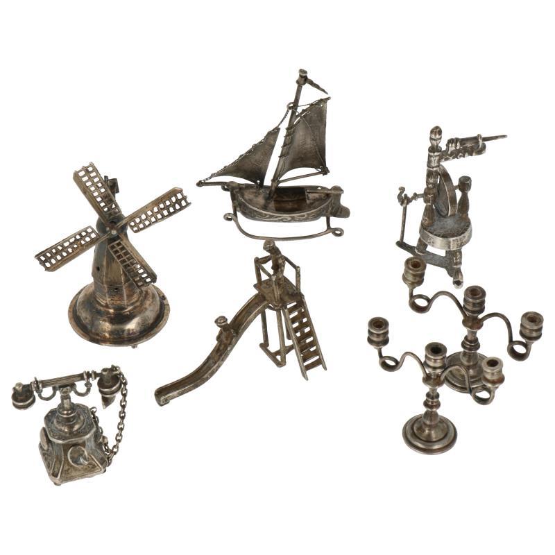 (7) Delig lot miniaturen w.o. glijbaan, molen, telefoon en spinnewiel zilver.