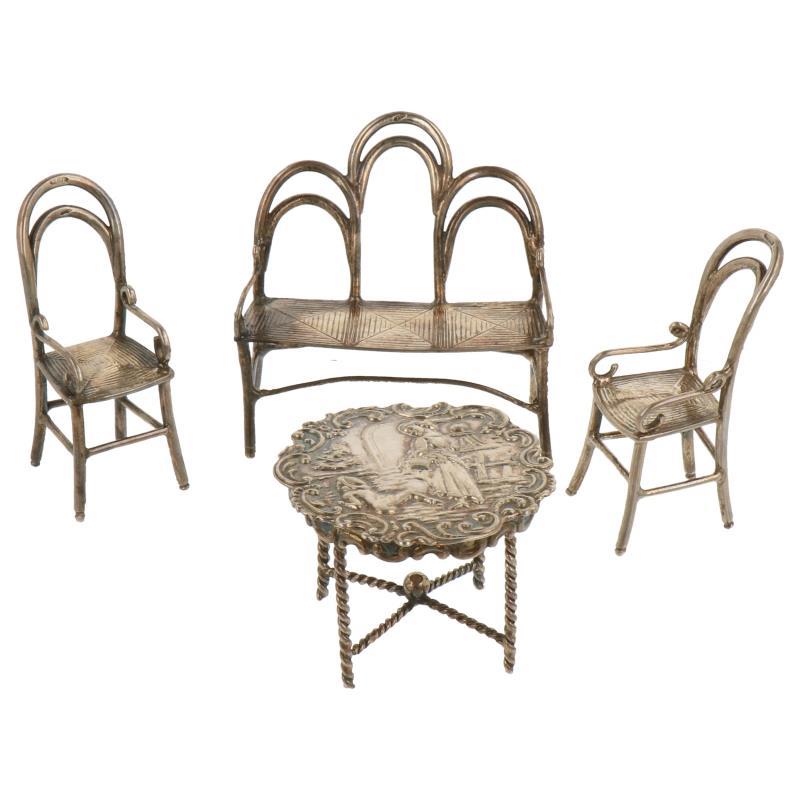 (4) Delig lot miniaturen w.o. tafel, stoelen en bankje zilver.