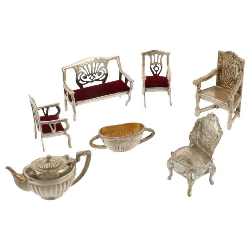 (7) Delig lot miniaturen w.o. theepot, suikerpot, stoelen en bankje zilver.