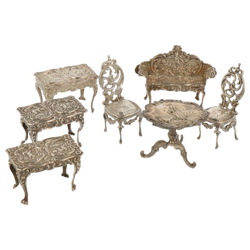 (7) Delig lot miniatuuren w.o. tafels, stoelen, bankje en sidetables zilver.