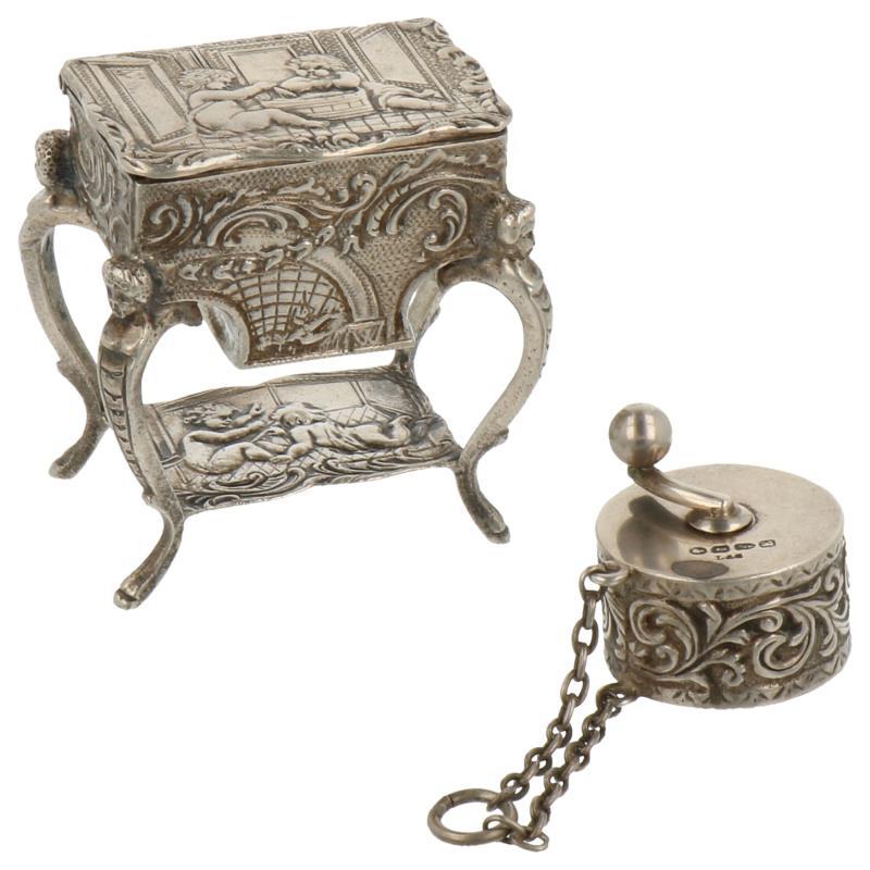 (2) Delig lot miniaturen w.o. naaitafel en meetlinthouder zilver.