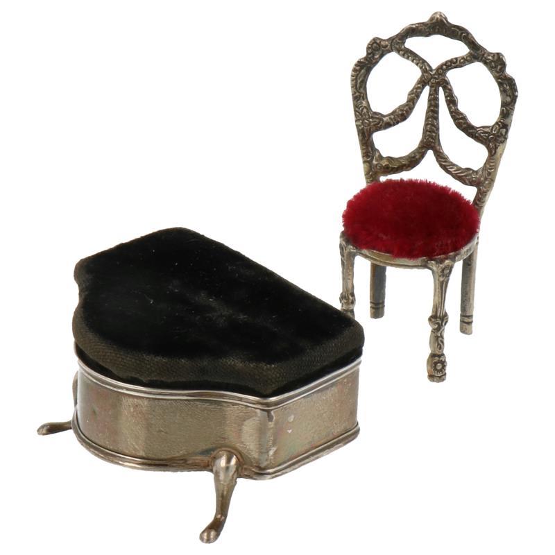 (2) Delig lot miniaturen w.o. ottoman en stoel zilver.