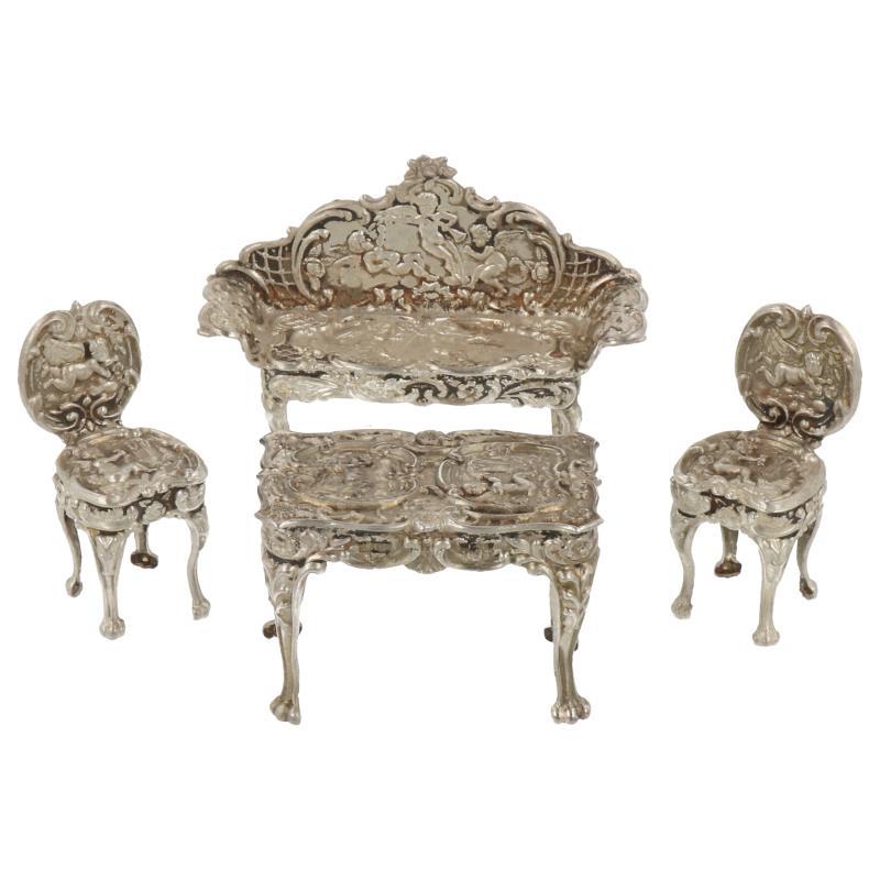 (4) Delig lot miniaturen w.o. tafel, stoelen en bankje zilver.