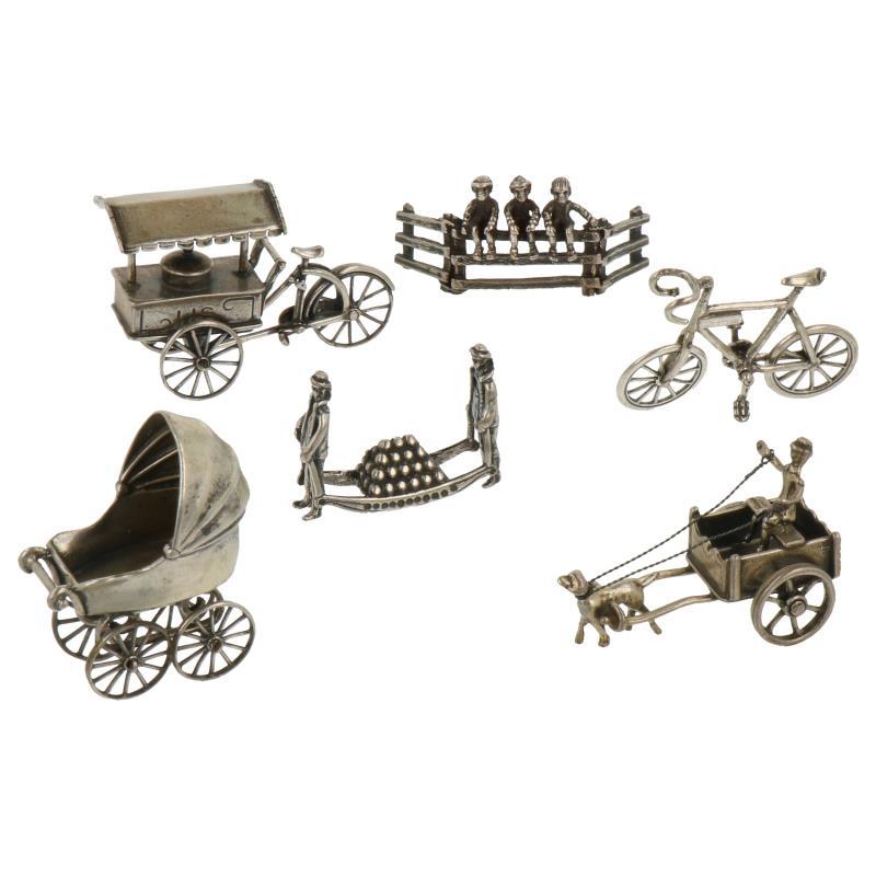 (6) Delig lot miniaturen w.o. racefiets, kaasdragers, ijscokar, kinderwagen zilver.