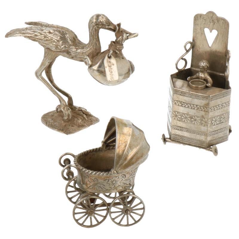 (3) Delig lot miniaturen w.o. ooievaar met baby en kinderstoel zilver.