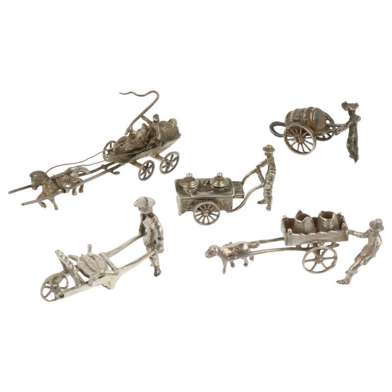 (5) Delig lot miniaturen w.o. ijscokar,hondenkar, vleeskruiwagen zilver.