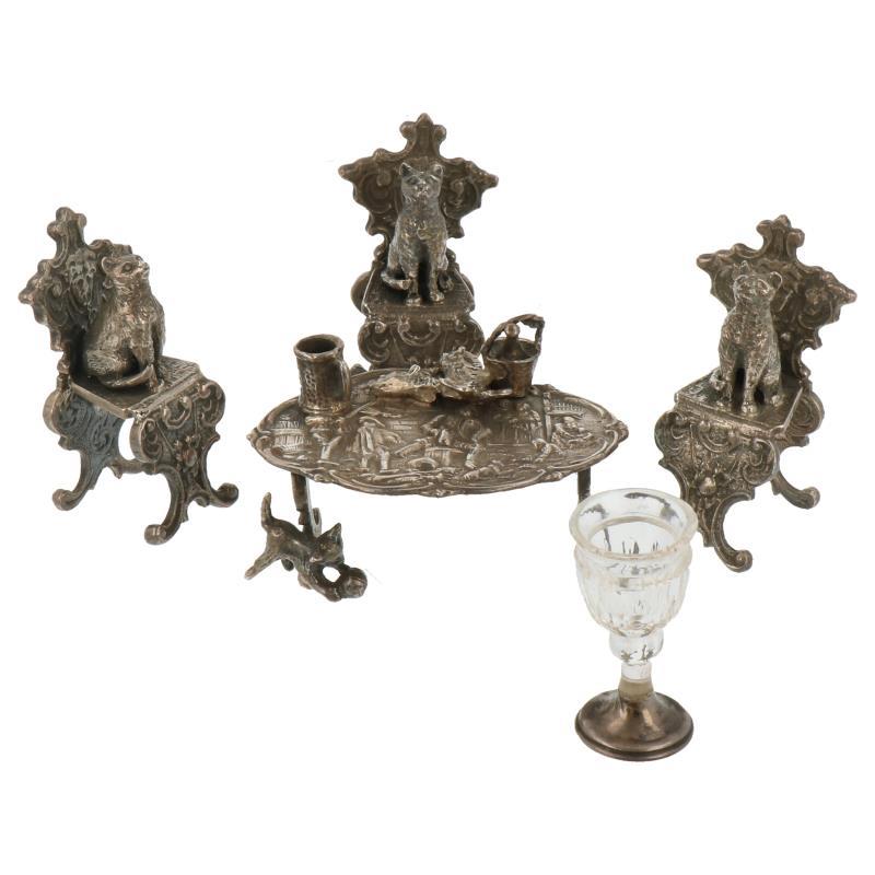 (5) Delig lot miniaturen w.o. tafel en stoelen met katten zilver.