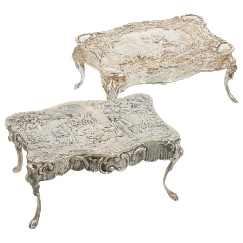 (2) Delig lot miniaturen w.o. eettafel louis seize stijl zilver.